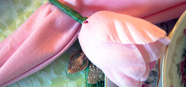 Tulip napkin holder and pink napkin
